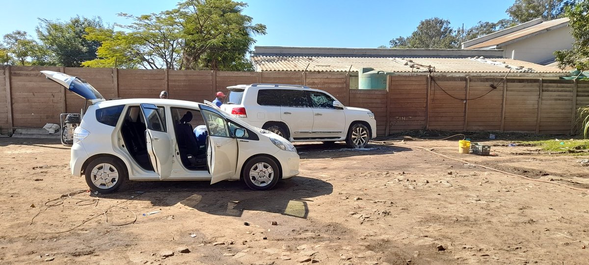 taffyCroc's tweet photo. @FinLitBae Same story here.
Asked the guy about the land cruiser and he was like don't worry mfana,ini ndakatanga neMazda 323,yako fit itori nani. https://t.co/CLu11Xpjda