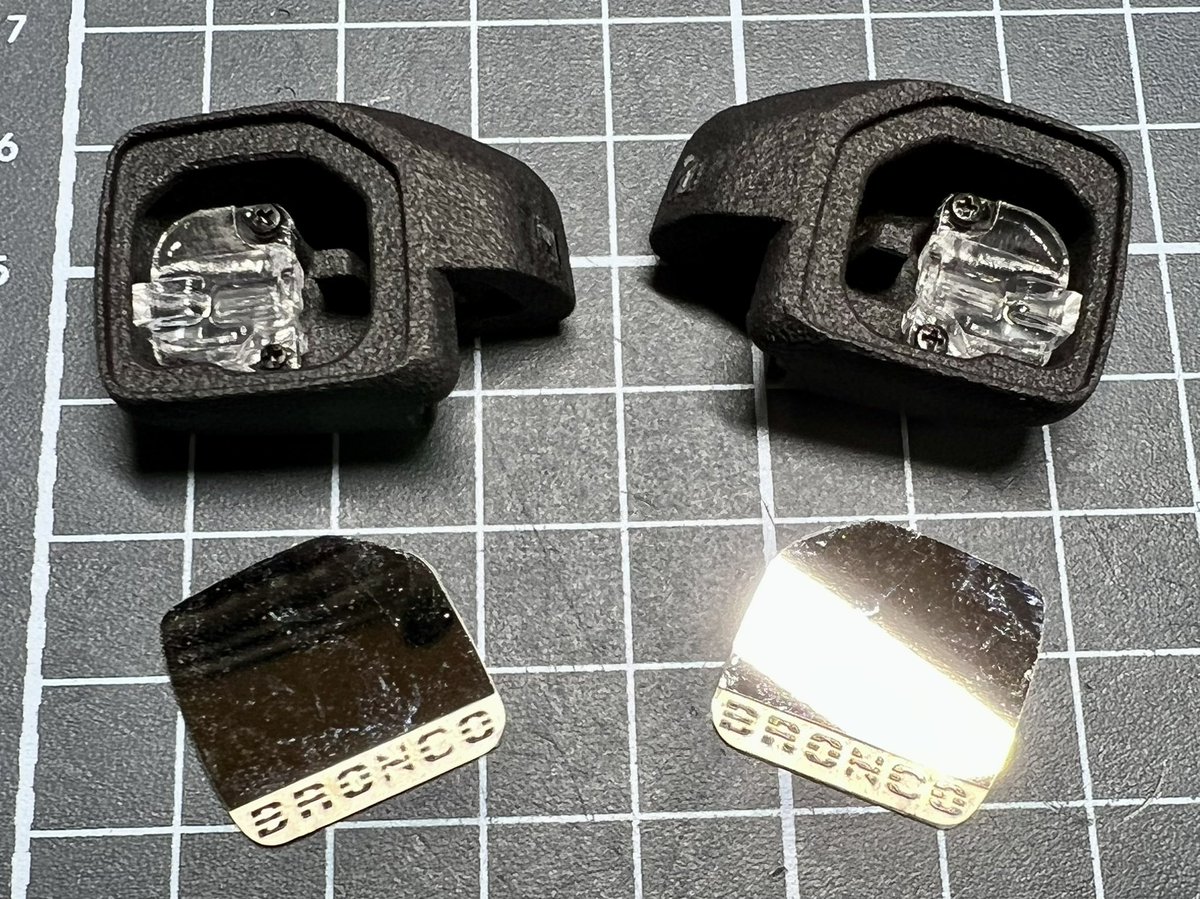 HiDeNom1's tweet photo. 麻酔が切れるまでパーツの取り付けを…。
CChandのミラーは3ミリLEDが入れられる仕様ですが、配線が外に出てしまうのが嫌なので見送り。クリアパーツでのリアル感アップが狙いです。鏡面は付属しないので用意してあったGRCのステンレス製を使用😁

#CChand #GRC #TRAXXAS #TRX4 #BRONCO2021 https://t.co/CwQytKqPFj