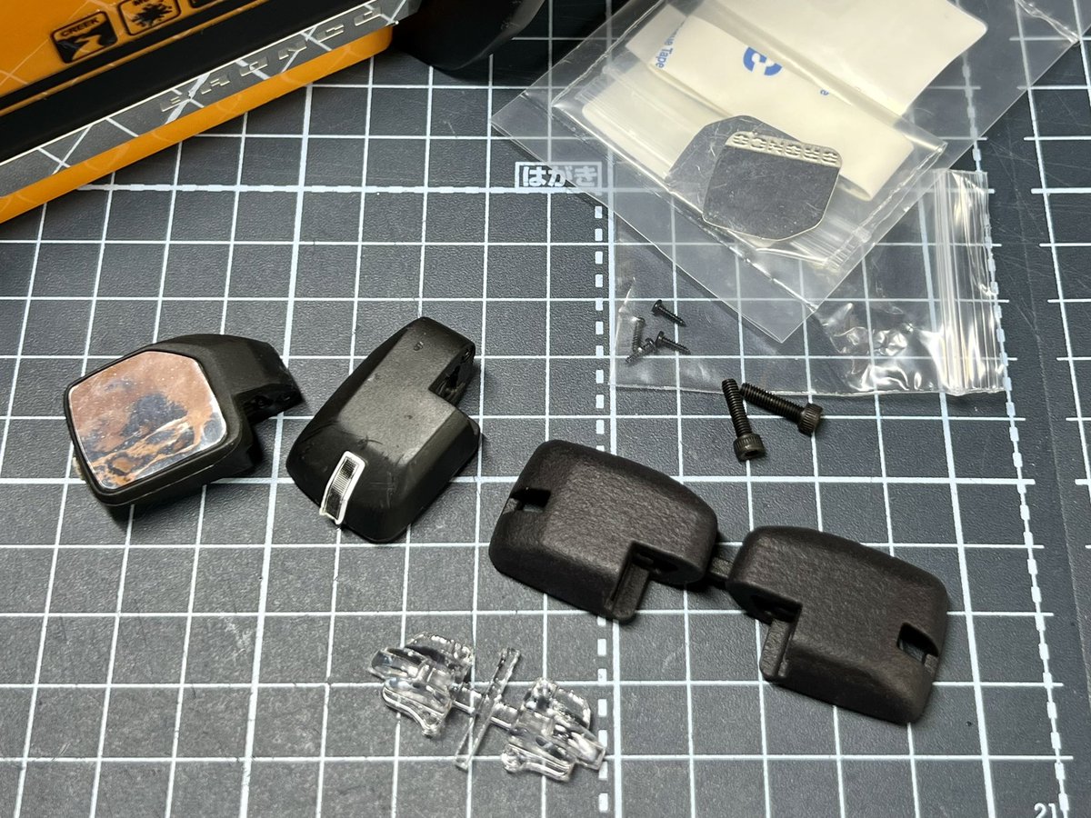 HiDeNom1's tweet photo. 麻酔が切れるまでパーツの取り付けを…。
CChandのミラーは3ミリLEDが入れられる仕様ですが、配線が外に出てしまうのが嫌なので見送り。クリアパーツでのリアル感アップが狙いです。鏡面は付属しないので用意してあったGRCのステンレス製を使用😁

#CChand #GRC #TRAXXAS #TRX4 #BRONCO2021 https://t.co/CwQytKqPFj