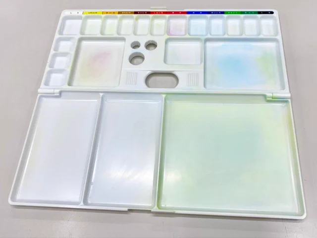 覚えていて損なし！落ちないパレットの絵具汚れの解決策を「サクラクレパス」が紹介します。