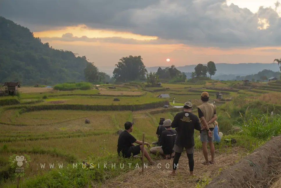 setelah seharian keliling area perkemahan dan cuaca cerah tidak berkabut tidak berawan. paling menyenangkan nyantai diterasering menunggu gelap depan area perkemahan utama
#MUSIKHUTAN2022 
2.3.4 Sept 2022
wisata Bengkasaile
desa.Manimbahoi
regist klik 👇🏿
musikhutan.com