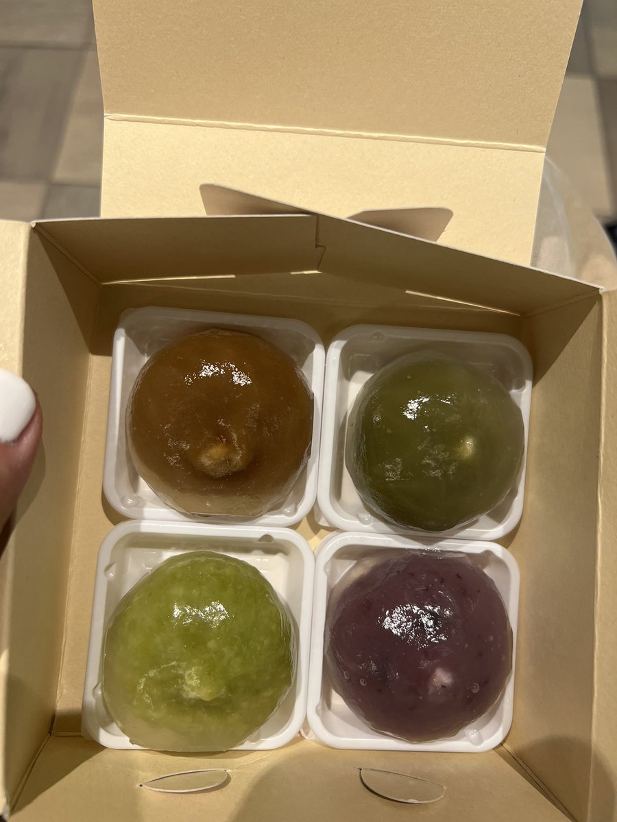 最近、和菓子にハマってるんですが　水饅頭って食べた事ありますか？　食感はわらび餅みたいで中にクリームが入ってます😊　僕が食べたのはコーヒー、抹茶、ブルーベリー、ずんだ✨　他にも色々な味があります👌　冷んやりしてて最高に美味しいくてあと6個食べたい😋
#和菓子
