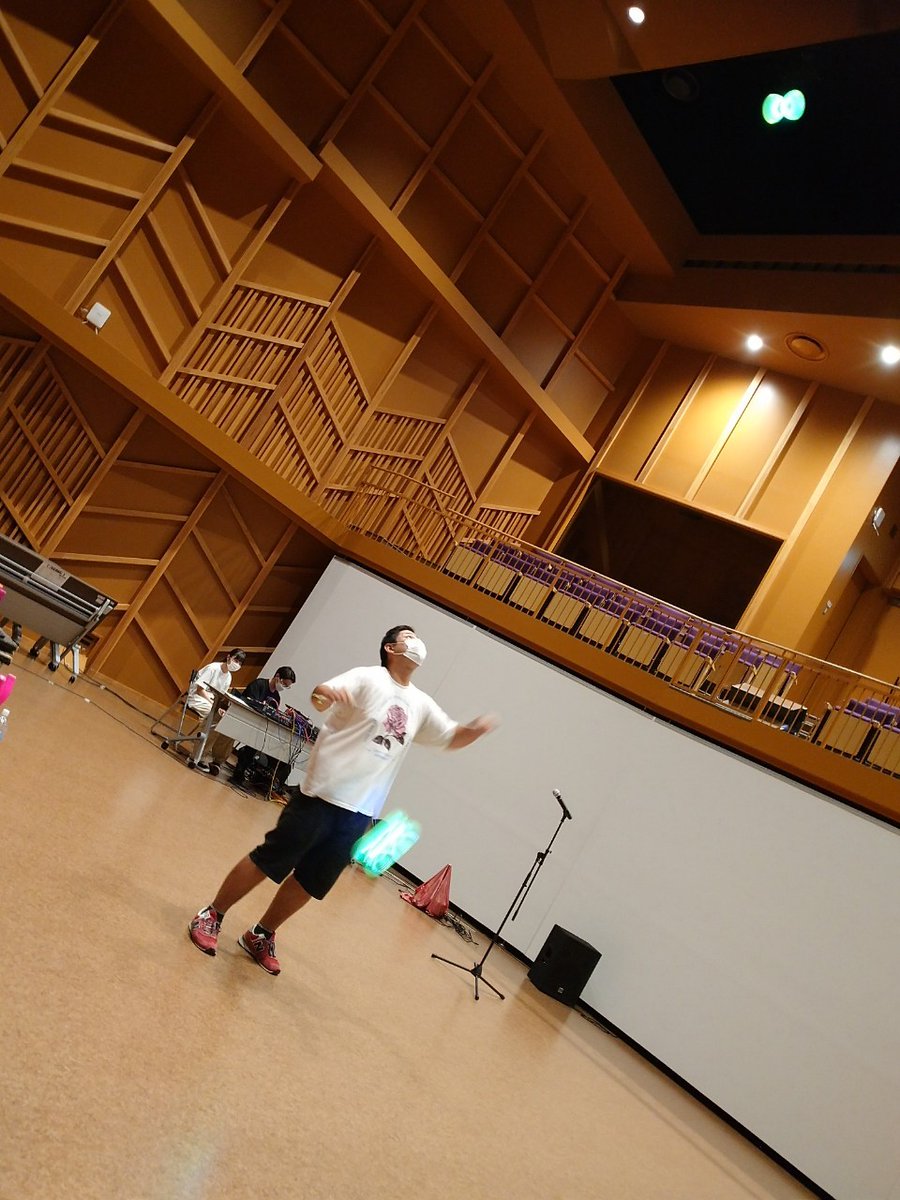 daido_roots's tweet photo. 日曜日は、三条市体育文化会館
『まるごとフェスタ』
ニイガタパフォーマンスユニットROOTSが出演🌈✨

新加入のテクニカルジャグラー兼
MCとしてMr.ドミノが躍動

課題だったつなぎパートを見事に
埋めてくれました😍

沢山のご来場ありがとうございました🎉 https://t.co/qtMQJJLFBU