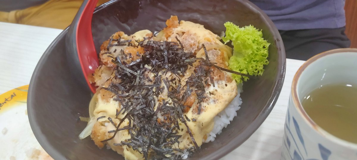 昨日の夕食 私と家族で寿司メンタイ店に行って、日本のカレーライスとチキンチョップライスを食べました!🙇🤔 Bonne journée en santé!🙏