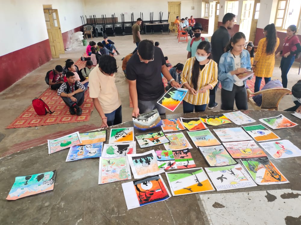 MYBharatHQ's tweet photo. A District level painting competition was organised by Nehru Yuva Kendra Pithoragarh, Uttarakhand on Kargil Diwas. Winner's were facilitated at District level program in Shaheed Smarak.

#kargilvijaydiwas 
@NykPithoragarh @NyksUttarakhand @mygovindia @YASMinistry https://t.co/UdFnFQDHVn