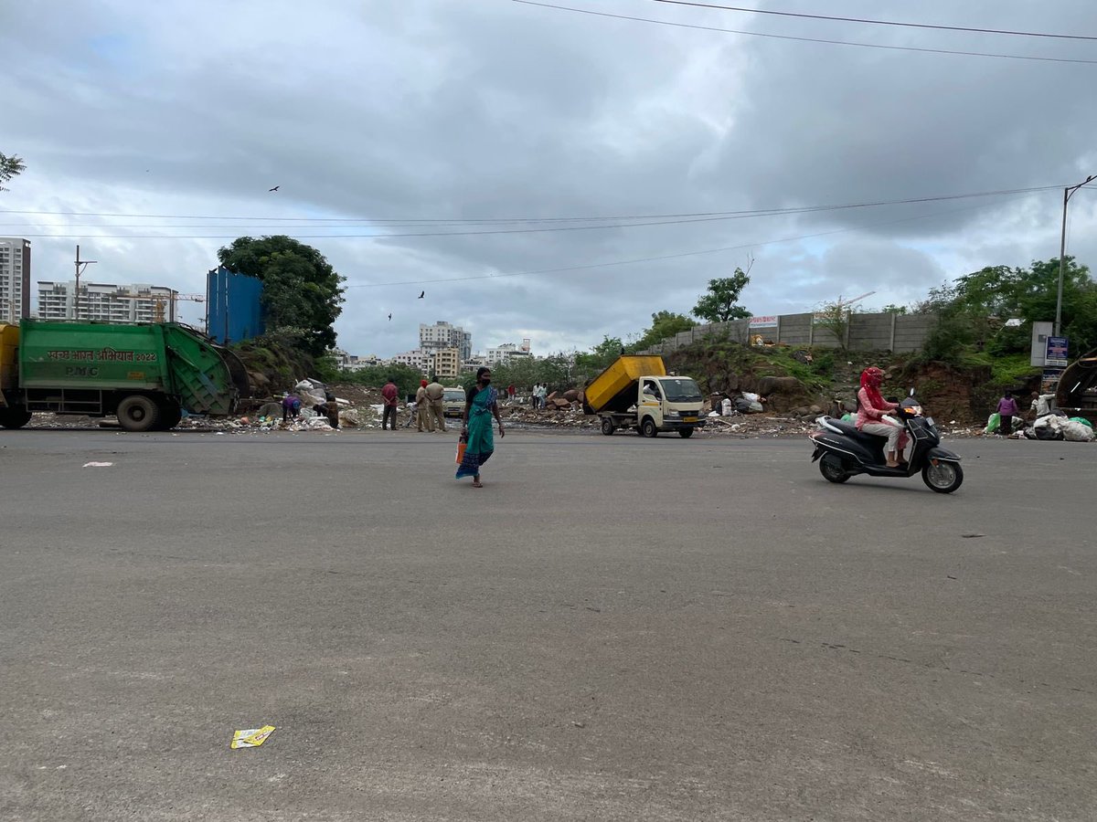 pavankommuri's tweet photo. @PMCPune Garbage dump middle of residential area is causing huge discomfort to walkers, jogger’s and all passer by. This dump is in fountain road near to EON circle. Please help to relocate at the earliest. @KhswaPune #swachbharat https://t.co/z6wifK741h