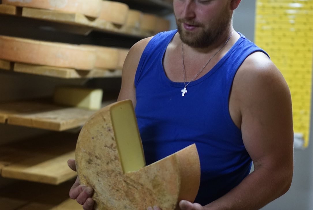 kaesekommissar's tweet photo. Schetteregg - Andlis Brongen
Wanderung zu Leonhard Sutterlütty der uns mit Vollfettalpkäse versorgt
#Vorarlberg #Bregenzerwald #Rohmilchkäse #Alpkäse #SlowCheese #Slowlife
#Handwerk #Tradition #Alpen #Almen #Slowfood #Käse https://t.co/d8Q7F8aRy1