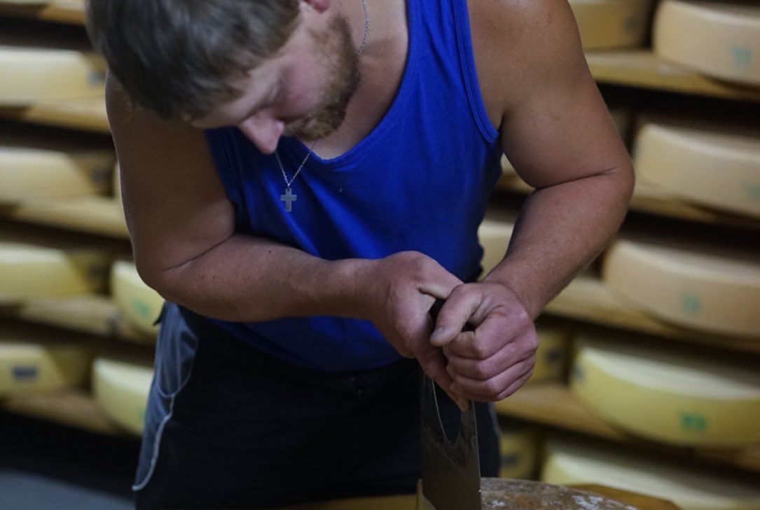 kaesekommissar's tweet photo. Schetteregg - Andlis Brongen
Wanderung zu Leonhard Sutterlütty der uns mit Vollfettalpkäse versorgt
#Vorarlberg #Bregenzerwald #Rohmilchkäse #Alpkäse #SlowCheese #Slowlife
#Handwerk #Tradition #Alpen #Almen #Slowfood #Käse https://t.co/d8Q7F8aRy1