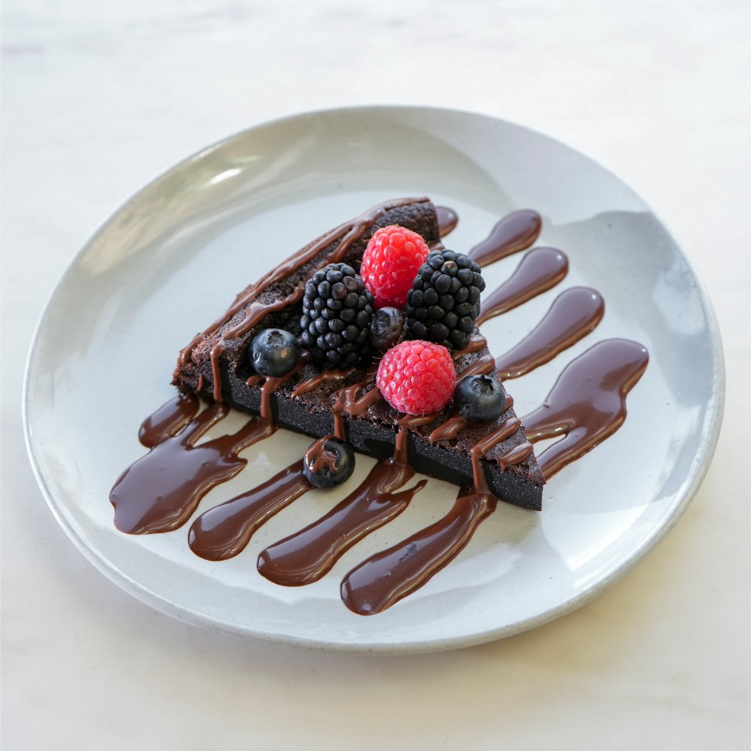 thelocalbeetkwt's tweet photo. Flourless Chocolate Cake 
Only 254 calories
 كيك شكولاتة بدون طحين
فقط 254 سعرة حرارية 👌🏻

#TheLocalBeet https://t.co/RzdTHBsohh