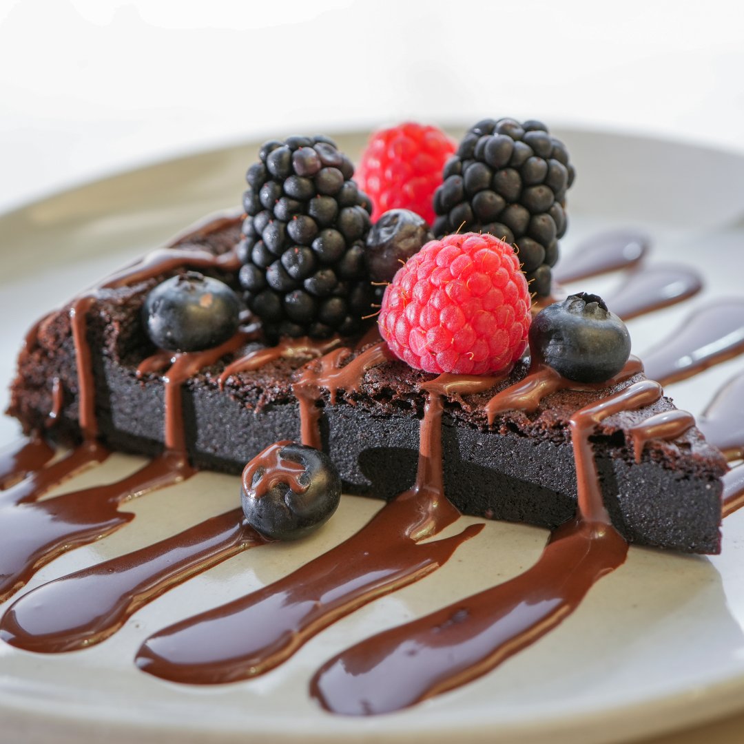 thelocalbeetkwt's tweet photo. Flourless Chocolate Cake 
Only 254 calories
 كيك شكولاتة بدون طحين
فقط 254 سعرة حرارية 👌🏻

#TheLocalBeet https://t.co/RzdTHBsohh