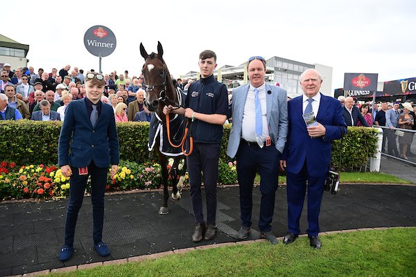Well done to the Lord family and Paddy Monaghan last night in Galway as their Royal Eagle kicked things off in the opener. Well done to everyone
