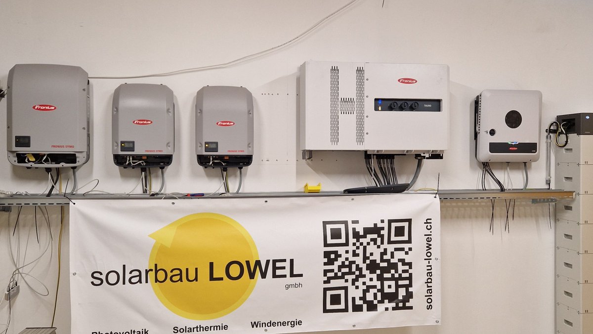 So, unsere Anlage ist auch in Betrieb: 100.7kWp, 19kWp Indach Solarwatt, 82kWp Heckert 330Wp, Fronius Wechselrichter und Batterie BYD 22kWh.<a href="/solarwattDE/">SOLARWATT Germany</a> @froniussolar #heckertsolar
