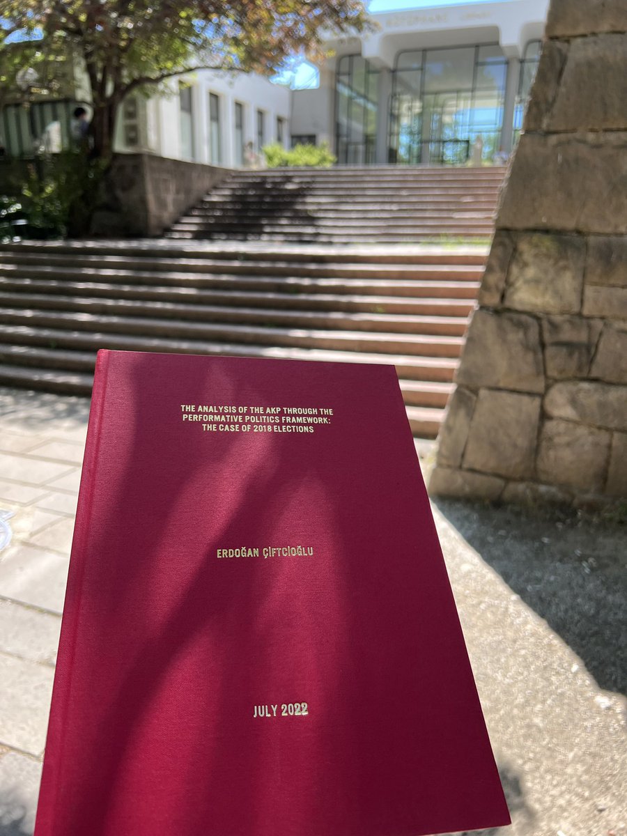 ODTÜ Siyaset Bilimi ve Kamu Yönetimi bölümünde yaptığım doktoramdan, Performatif Siyaset ve AKP (2018 Seçimleri Örneği) üzerine yazdığım tez ile mezun oldum. 
 
Lütfen ilgili kişilere elden uzatalım. 

OPENMETU üzerinden ücretsiz olarak indirebilirsiniz:
open.metu.edu.tr/handle/11511/9…
