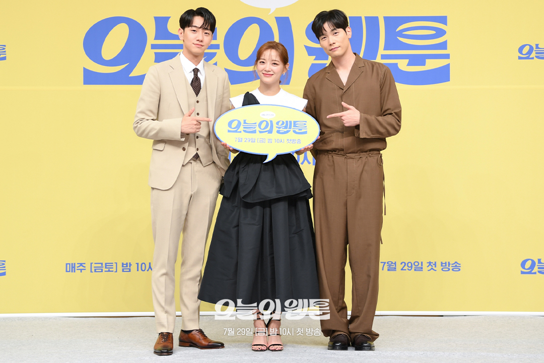 '오늘의 웹툰' 제작발표회 단체 컷📷 여기 꽃밭 아닌가요?🌼 상큼 발랄 멋짐 다 있다🧡 SBS 새 드라마 <오늘의 웹툰> ☞ 7월 29일 [금] 밤 10시 첫...