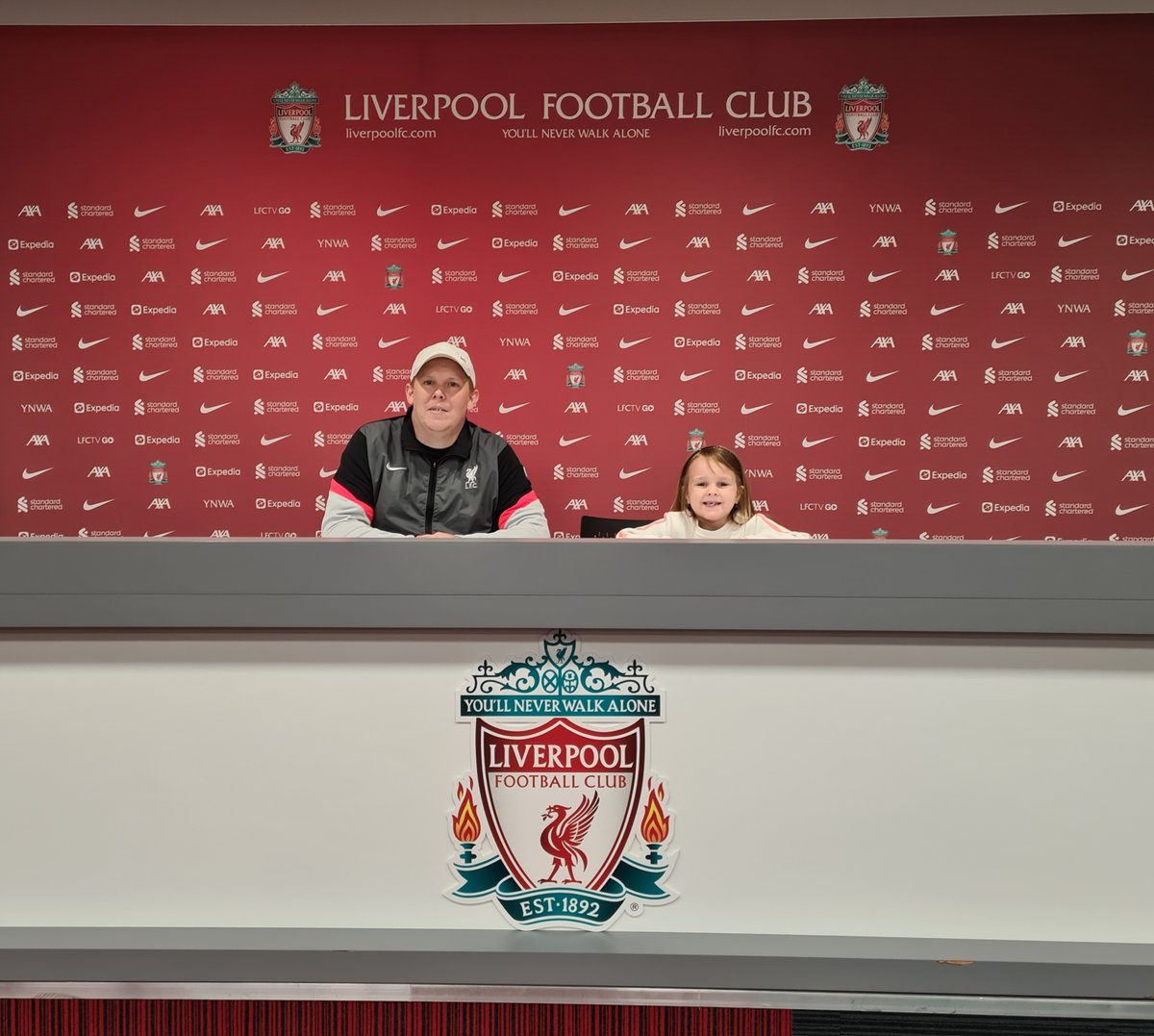 doddyinit's tweet image. Showing Luna why football is better than rugby.