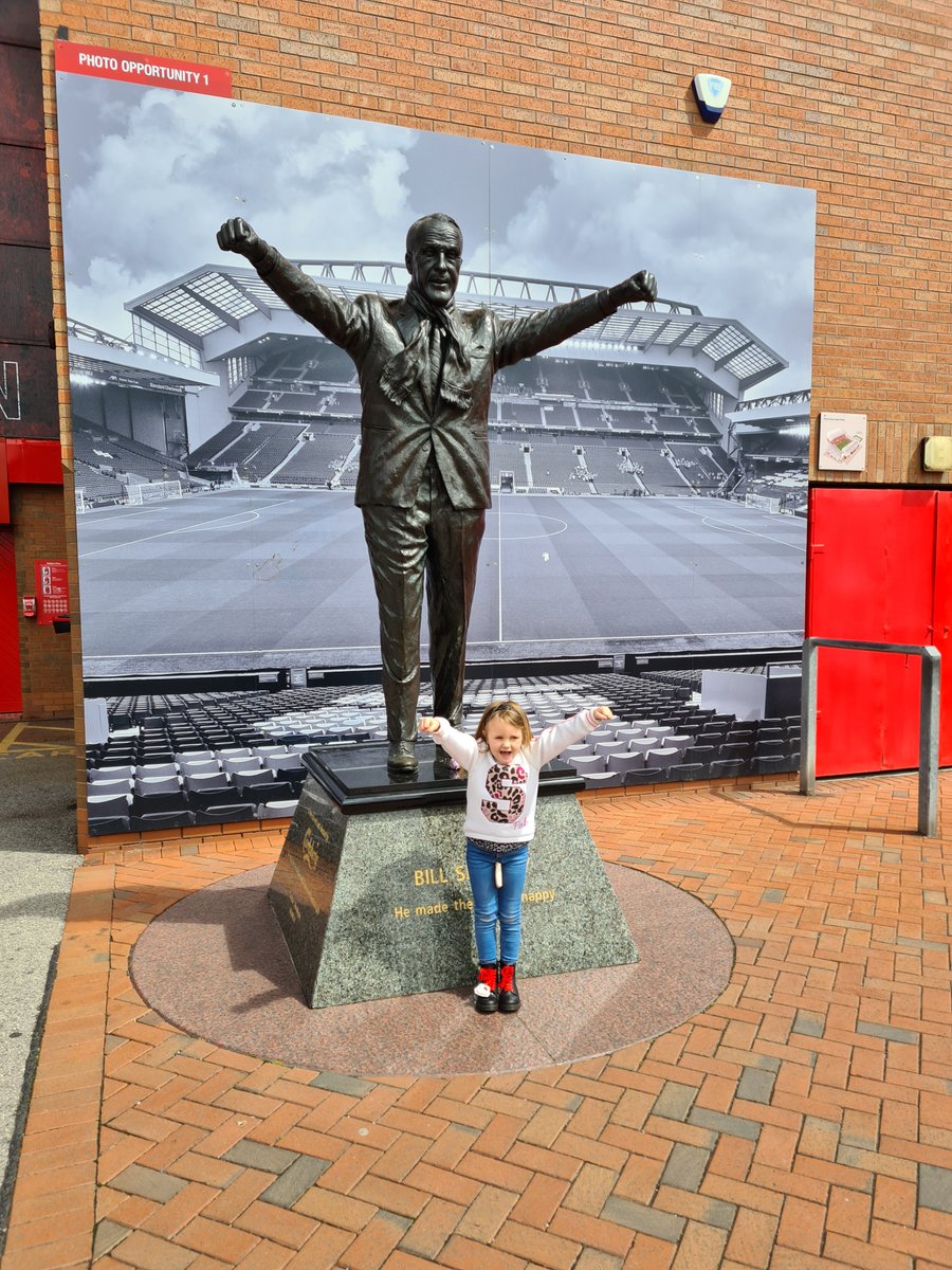 doddyinit's tweet image. Showing Luna why football is better than rugby.