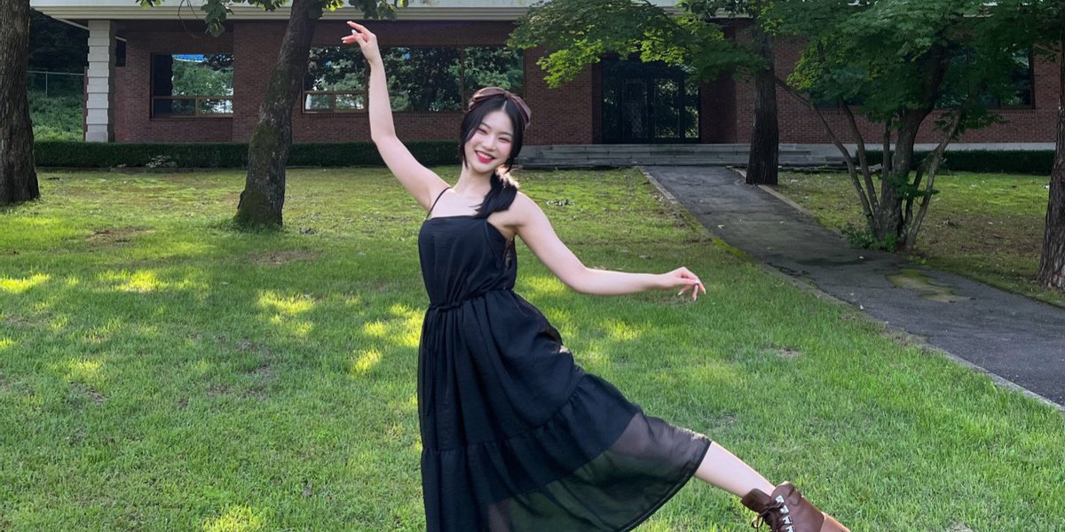 leeipsa's tweet image. “𝘛𝘩𝘦𝘳𝘦 𝘪𝘴 𝘢𝘭𝘸𝘢𝘺𝘴 𝘮𝘶𝘴𝘪𝘤 𝘢𝘮𝘰𝘯𝘨𝘴𝘵 𝘵𝘩𝘦 𝘵𝘳𝘦𝘦𝘴 𝘪𝘯 𝘵𝘩𝘦 𝘨𝘢𝘳𝘥𝘦𝘯.” —— 🌿🪨🕊

𝓢tumbled upon an enchanting garden full of magical aura and the trees that sang a harmonious song to her ears. Dainty ballerina poses with glee painted on her face. 🩰