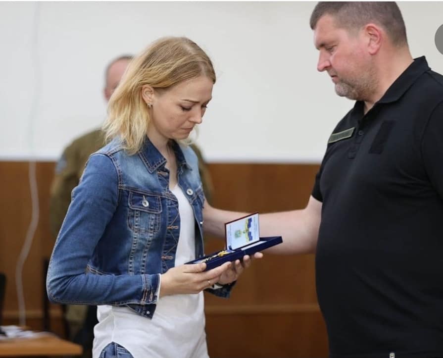 Families of Ukrainian defenders receive their posthumous awards. The price of the European security is high

Source: FB page of Yana Suporovska, Ukrainian journalist