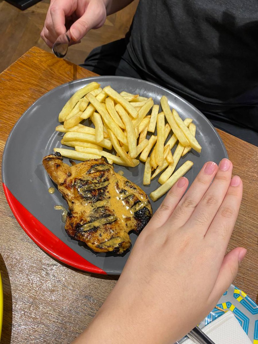 seraveemgaming's tweet photo. @NandosMY are you serving quail or chicken at Aeon Shah Alam? Why so small &amp; expensive.. https://t.co/fCMtMTzxTv