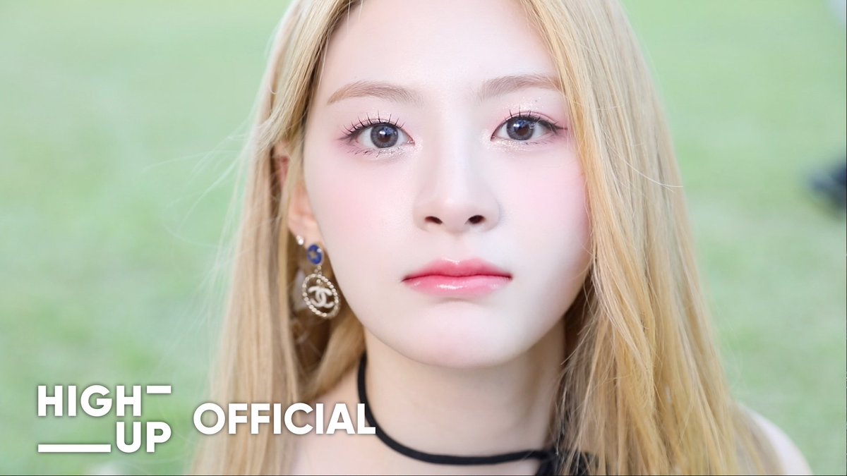 Potret Seeun yang menggemaskan ini menjadi sampul dari STAY:SEE episode dibalik layar pembuatan MV Beautiful Monster.

🎬 youtu.be/CVN7X_BosK8