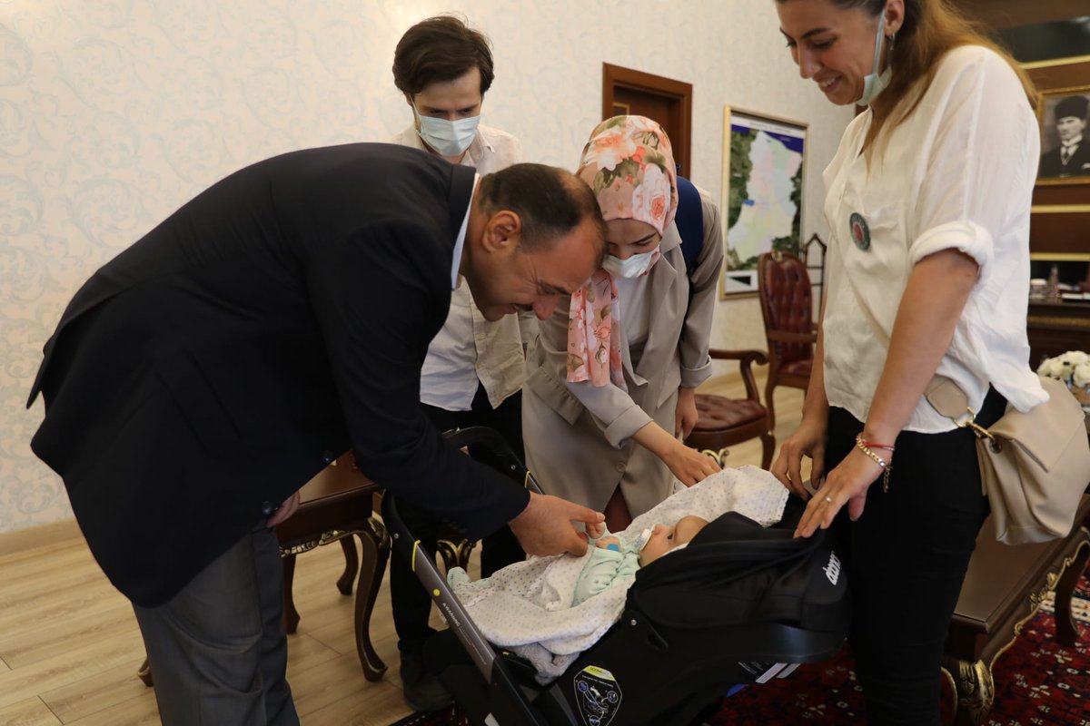 Valimiz Sayın Çetin Oktay Kaldırım, Kadir Karaca-Elif Alim Karaca çiftinin SMA hastası bebekleri Fikret Asım Karaca ile Hendek İlçesi esnaflarından yardım kampanyasının gönüllüsü Aslı Karadeniz’i makamında misafir etti, bebek Karaca ile yakından ilgilendi.

▪<a href="/valicetinoktay/">Çetin Oktay Kaldırım</a>