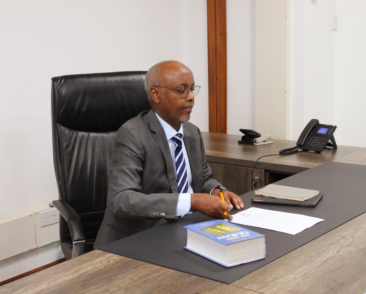 PrivatisationKE's tweet image. Earlier today the newly appointed PC Chairman @FaisalAbass22 took the Oath of Secrecy as a Member of the Commission before chairing his first Board Meeting. #PCFIT