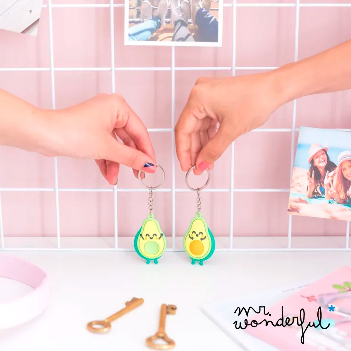 ¿Qué es lo que más te gusta regalar a tus amigos? 🎁✨ ¿Ropa? ¿Complementos? ¿Maquillaje para festivales?

Aquí te presentamos algunas ideas que nos encantan para recordar a nuestros amigos que son tan importantes como imprescindibles en nuestras vidas.