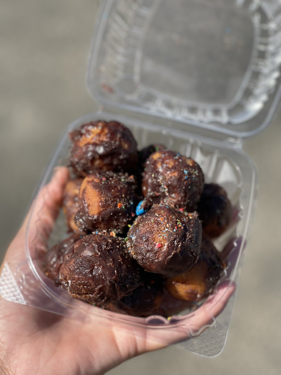 bdadoughlicious's tweet photo. HAPPY CUPMATCH WEEK!✨🥳🫶🏽🍩 💙💠🎽🔴🔵
•
•
Doughnut ball photo dump📸😍
•
•
#doughlicious #doughtnuts #doughnutballs #photodump #cupmatchtime #cinnadust #MandMs #turtle #MapleBacon https://t.co/xdvUzHZlH2