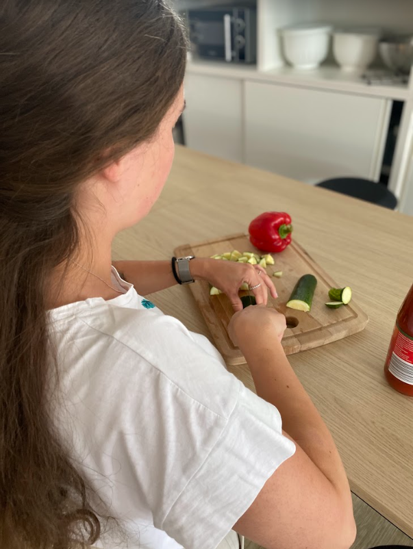 Contentpepper's tweet photo. #Inside ContentPepper: Hier steht das Team über allem! Deswegen gibt es bei uns auch öfter kleine Teamevents, um die Gemeinschaft zu stärken. Heute hat sich das Marketing Team mal in der Küche ausgetobt und sich gemeinsam die Zeit für eine ausführliche Mittagspause genommen! https://t.co/K17QEaZYEo