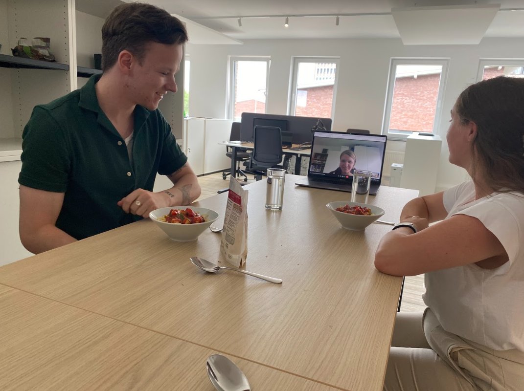 Contentpepper's tweet photo. #Inside ContentPepper: Hier steht das Team über allem! Deswegen gibt es bei uns auch öfter kleine Teamevents, um die Gemeinschaft zu stärken. Heute hat sich das Marketing Team mal in der Küche ausgetobt und sich gemeinsam die Zeit für eine ausführliche Mittagspause genommen! https://t.co/K17QEaZYEo
