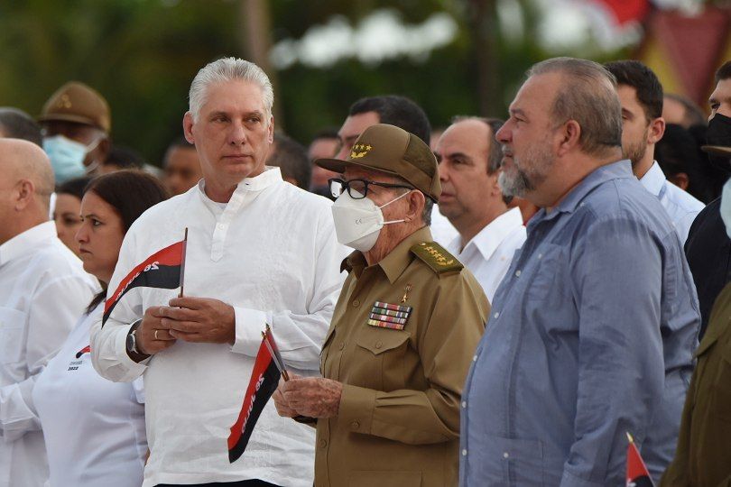 BrunoRguezP's tweet photo. Como fieles continuadores de las ideas q hace 69 años marcaron el camino hacia la victoria definitiva, hoy ratificamos q no hay dificultades ni obstáculos q nos impidan seguir adelante.

Firme es nuestro compromiso de preservar la Patria soberana e independiente.

#SiempreEn26 https://t.co/QxSRc1QbTm