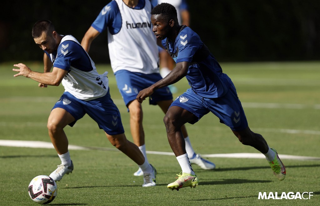 MalagaCF's tweet photo. 📸🔢 ¡Duelos al sol!

Javi Jiménez 🆚 Dani Lorenzo
Bustinza 🆚 @haitam10abaida 
@Loreeen9 🆚 @andreescaaro_ 
@ramonenriquez_8 🆚 Issa Fomba

#PretemporadaMCF https://t.co/U7hulIC8JY