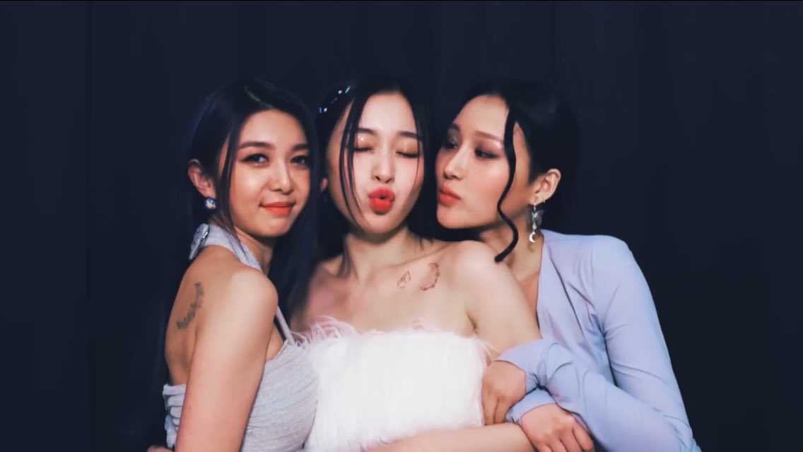 vividgahyun's tweet image. Reply with these hashtags below!
#WhatsYourK_MyGirls #Dreamcatcher