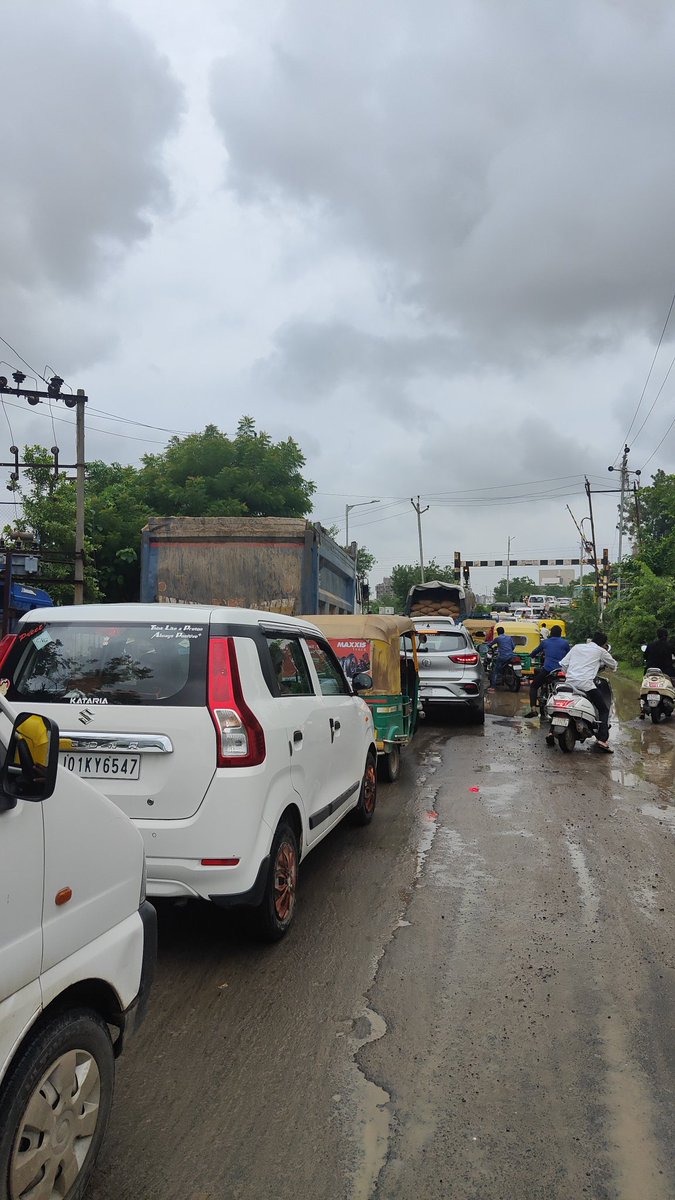 DarpitDD's tweet photo. other hand this crossing is causing too much of traffic due to isro reserch center, dps school n many other schools around. Even d area is developing v fast n increasing number is causing traffic. Opening the crossing permanently can increase the ease of living. @RailMinIndia https://t.co/umkL8CU8o3