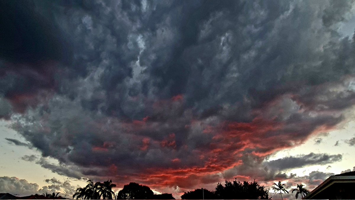 'Phantom Menace' 
Fire cloud sunset to the west of Brisbane 5:19pm 26 July 2022
#viewsofBrisbane #StormHour
