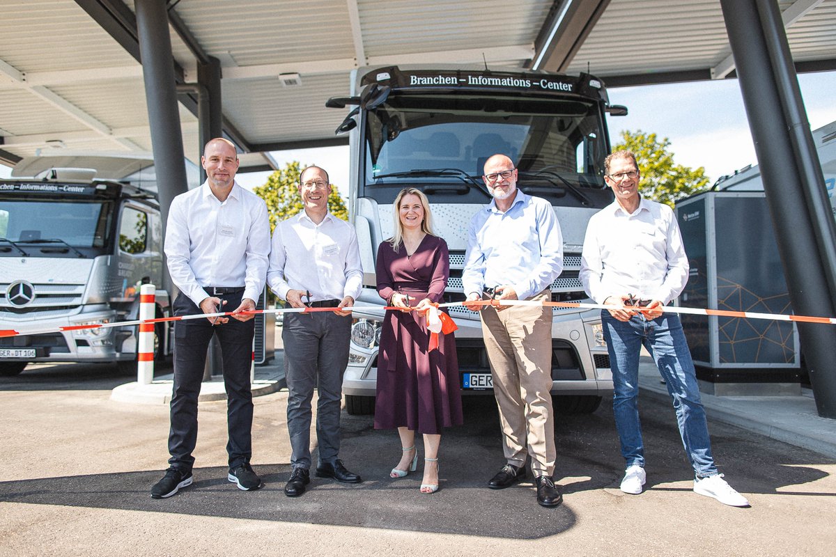 NetzeBW's tweet image. Ein großer Schritt in Richtung #Mobilitätswende: Gestern haben #NetzeBW Sparte Dienstleistungen gemeinsam mit @DaimlerTruck in Wörth am Rhein einen #Ladepark für E-LKW eröffnet. Ab sofort können Kund*innen an 6 #Ladesäulen verschiedene Konzepte testen. netze-bw.de/News/eroeffnun… /h