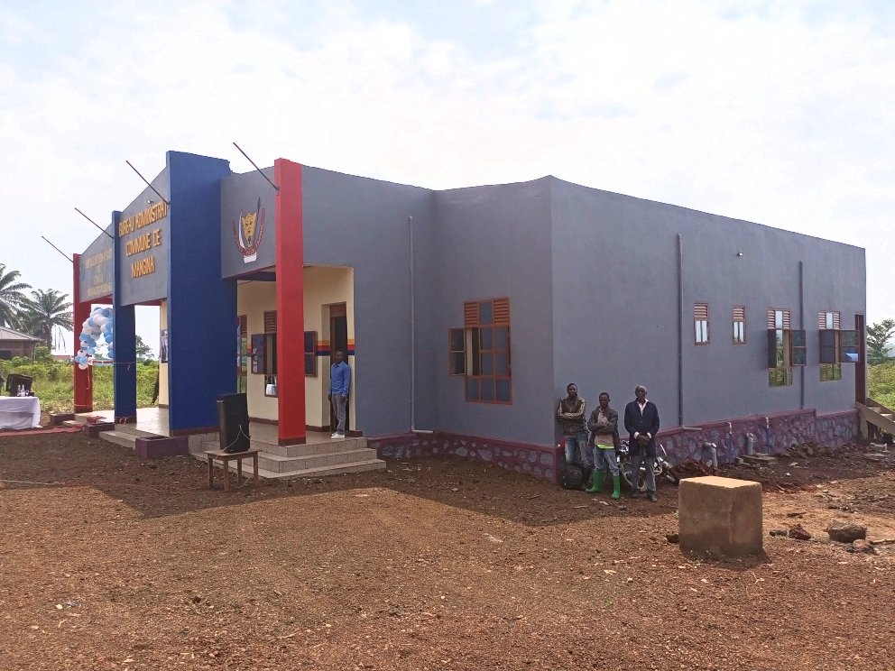 Le GouvMil du Nord-Kivu, viens de remettre le bureau Administratif de la Commune de MANGINA/ville #BENI ce mardi 26/07/22. Construit sur fond propre de la province.