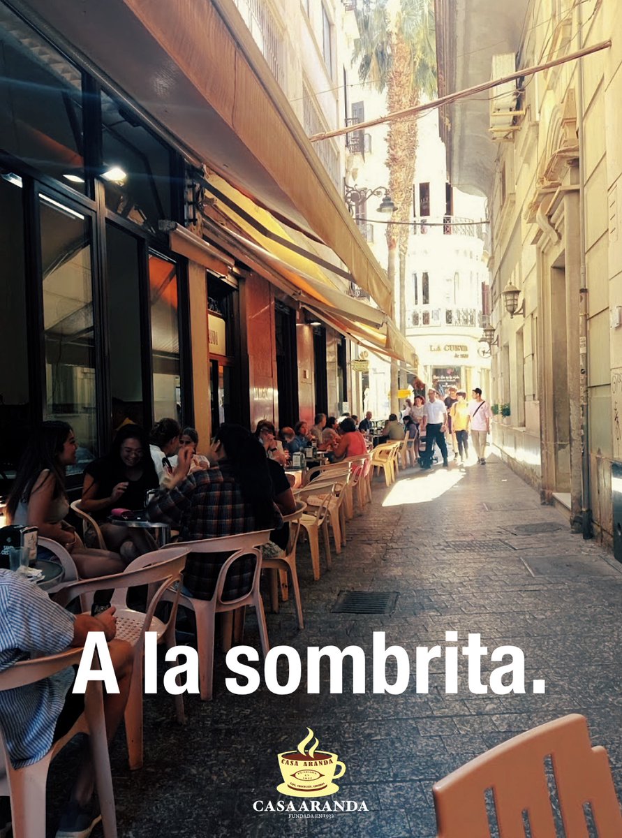 Tan apetecible como unos buenos churros es estar sentados a la sombrita, disfrutando de la brisa que circula por nuestras calles. El calor en Málaga aprieta, pero si te lo montas bien, no ahoga :) <3 #churrowers #casaaranda #cafeterias #churrosconchocolate #malaga #malagacentro