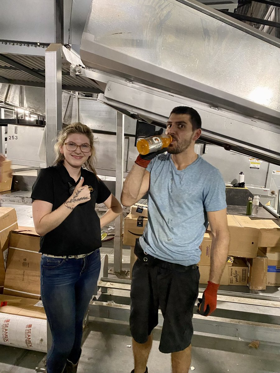 PT supervisor Holly recognizes her employees with Gatorades! Thank you for taking care of your employees Holly!! #hydrated #ups #recognition <a href="/UPSers/">UPSers</a> <a href="/Courtneybarham4/">Courtney barham</a> <a href="/JeremyMelton84/">Jeremy Melton</a>