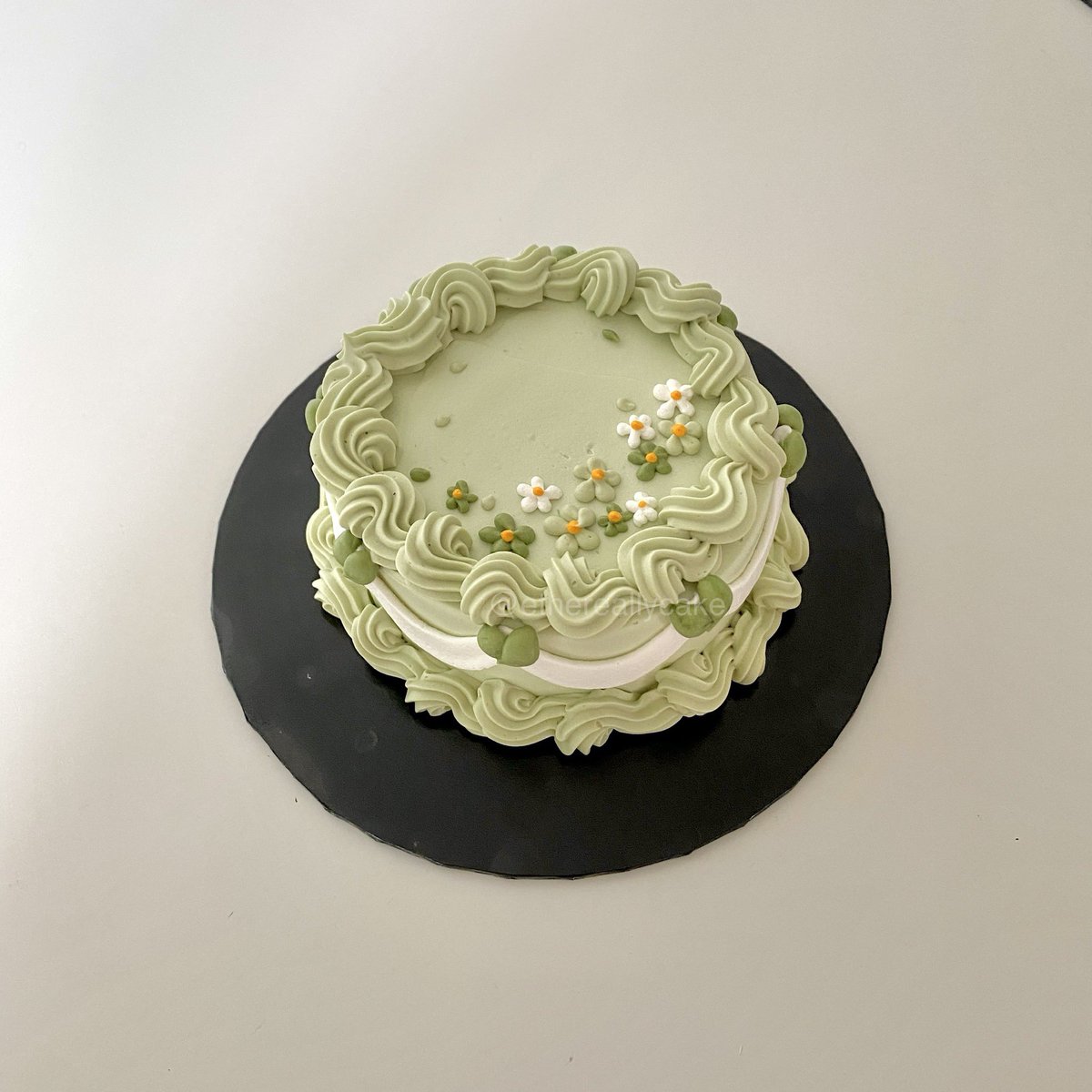ethereallycake's tweet photo. how can you say not to vintage cake? 🥰 https://t.co/uvbRE1jAST