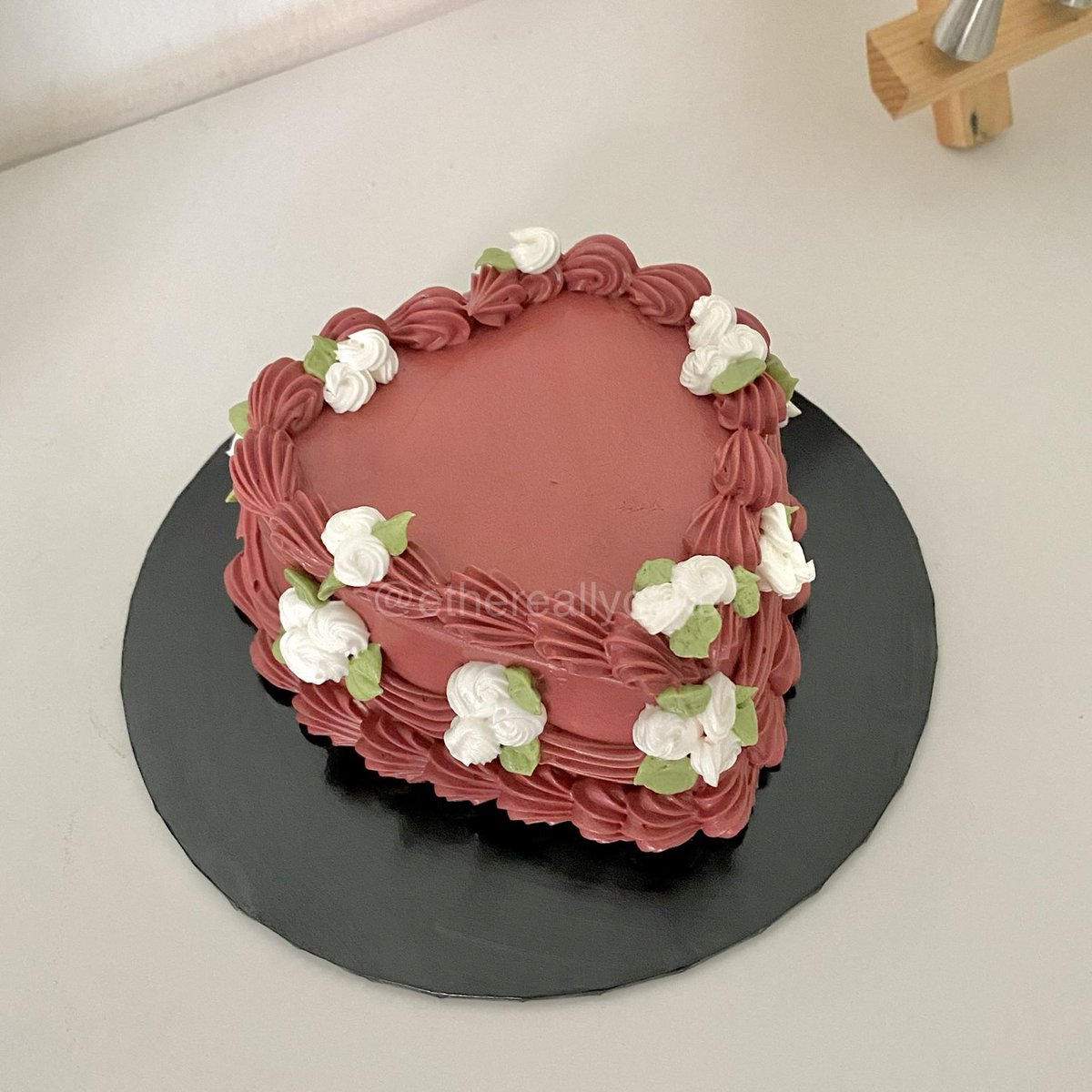 ethereallycake's tweet photo. how can you say not to vintage cake? 🥰 https://t.co/uvbRE1jAST