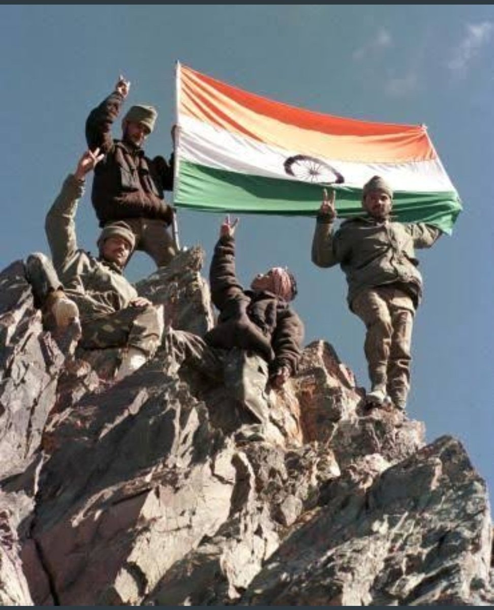 Possessive47's tweet photo. Tribute to the brave soldiers of India who made the ultimate sacrifice in the line of duty to defend the integrity and sovereignty of our country.

#KargilVijayDiwas 
#KargilVijayDiwas2022 https://t.co/9uClQPFDSE