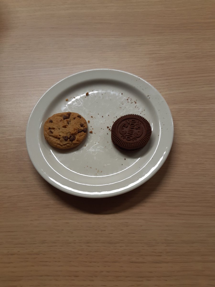 Työpaikan kahvihuone ja viimeisen keksin dilemma. Nää ovat olleet tässä kohta vuorokauden. Kehtaisko ottaa? 😃 #töissärisessä