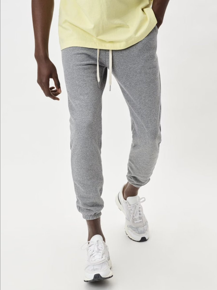 VybezRadioKE's tweet photo. Sweat pants ni looku safii ya kuenda ma area ama ni look ya kulala na kukaa mtaani? 

@Browngalnessa @deejaypatiz 
#vybeayard https://t.co/iTOoCOL6lf