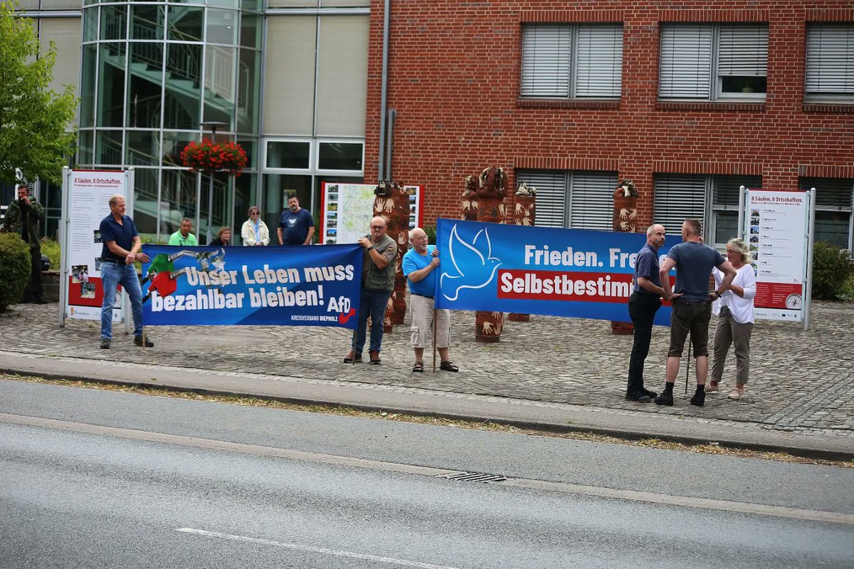 Sebastian_Riva1's tweet photo. Am 25.07.2022 hielt die AfD Diepholz, am Twistringer Rathaus,
eine Kundgebung mit 14 Personen  ab welche sich mit dem Thema der Preissteigerungen befassen sollte.

1/2

#twi2507 https://t.co/qg2oMoHyei