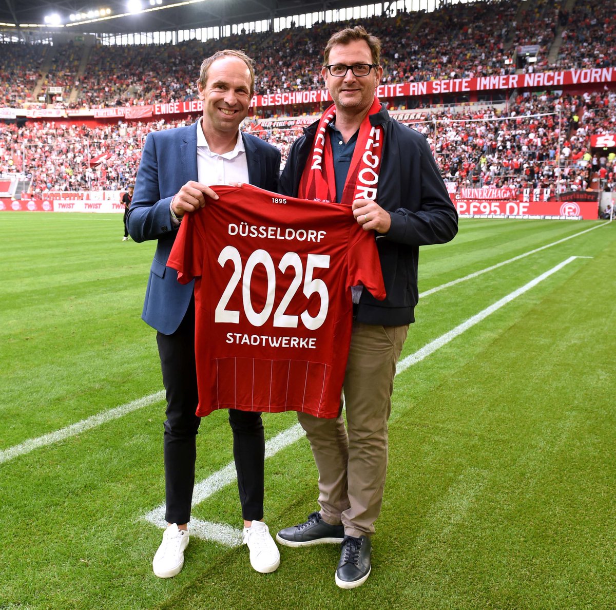 Fortuna Düsseldorf (@f95) on Twitter photo F95 🤝 <a href="/swdag/">StadtwerkeDüsseldorf</a>
Die langjährige Zusammenarbeit zwischen der Fortuna und den Stadtwerken Düsseldorf wird um drei Jahre (bis 2025) verlängert.
👉🏻 f95.de/aktuell/news/p…
#f95 | 🔴⚪️ F95 🤝 <a href="/swdag/">StadtwerkeDüsseldorf</a>
Die langjährige Zusammenarbeit zwischen der Fortuna und den Stadtwerken Düsseldorf wird um drei Jahre (bis 2025) verlängert.
👉🏻 f95.de/aktuell/news/p…
#f95 | 🔴⚪️