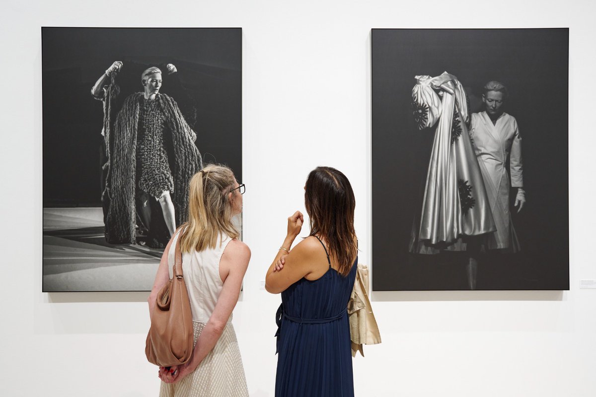 Il volto enigmatico di #TildaSwinton e la performance diventano un dispositivo riflettente che feconda la creatività del #RuedigerGlatz, innescando un processo di conoscenza dell'opera di #Pasolini. Da qui il titolo della mostra #ReflectingPasolini.

#CultureRoma #Pasolini100Roma