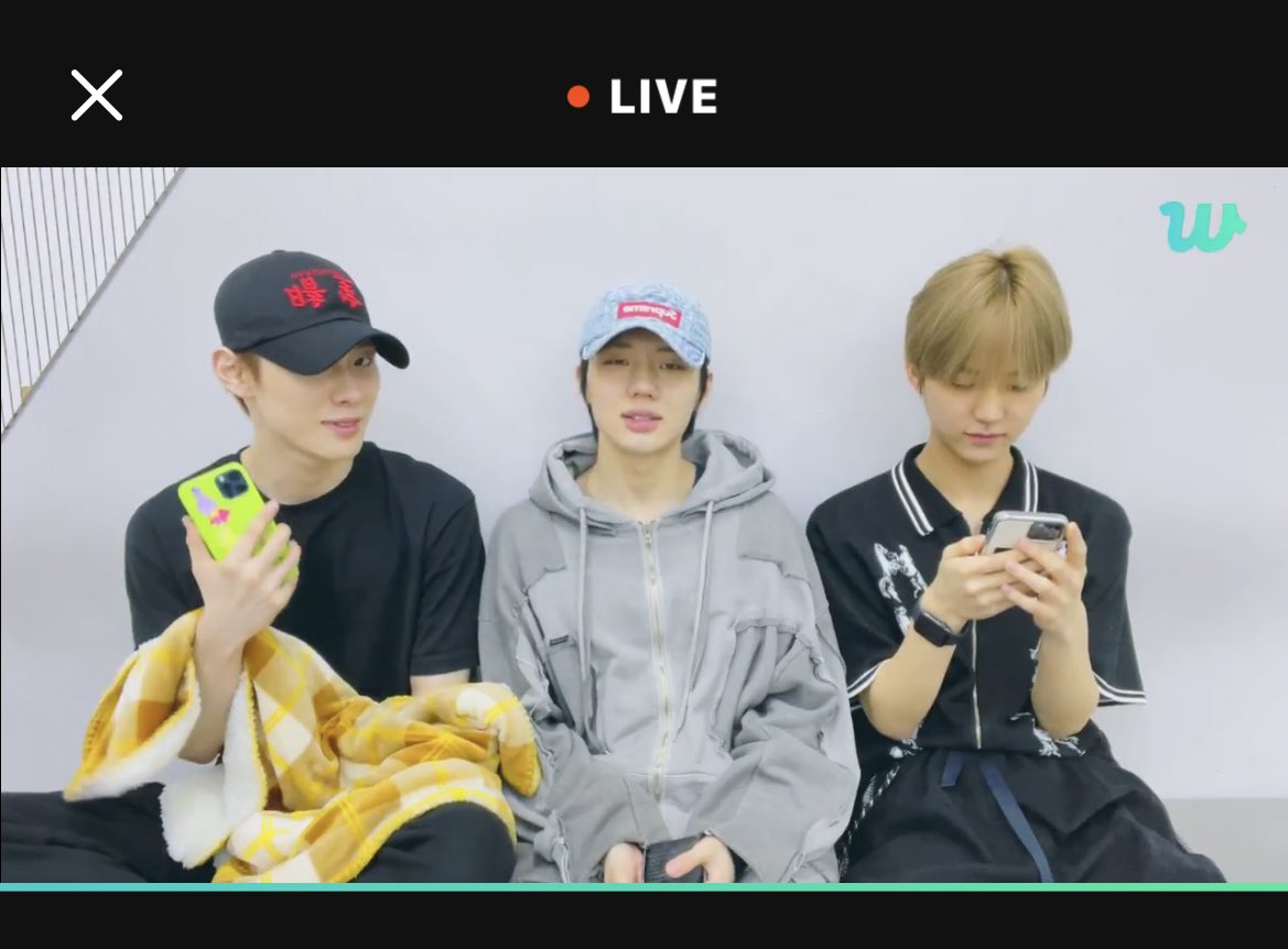 Moonlight_wlz's tweet photo. #TNX Weverse LIVE start❣️

은휘 &amp; 준혁 &amp; 경준 https://t.co/JC9DVxyJ3u