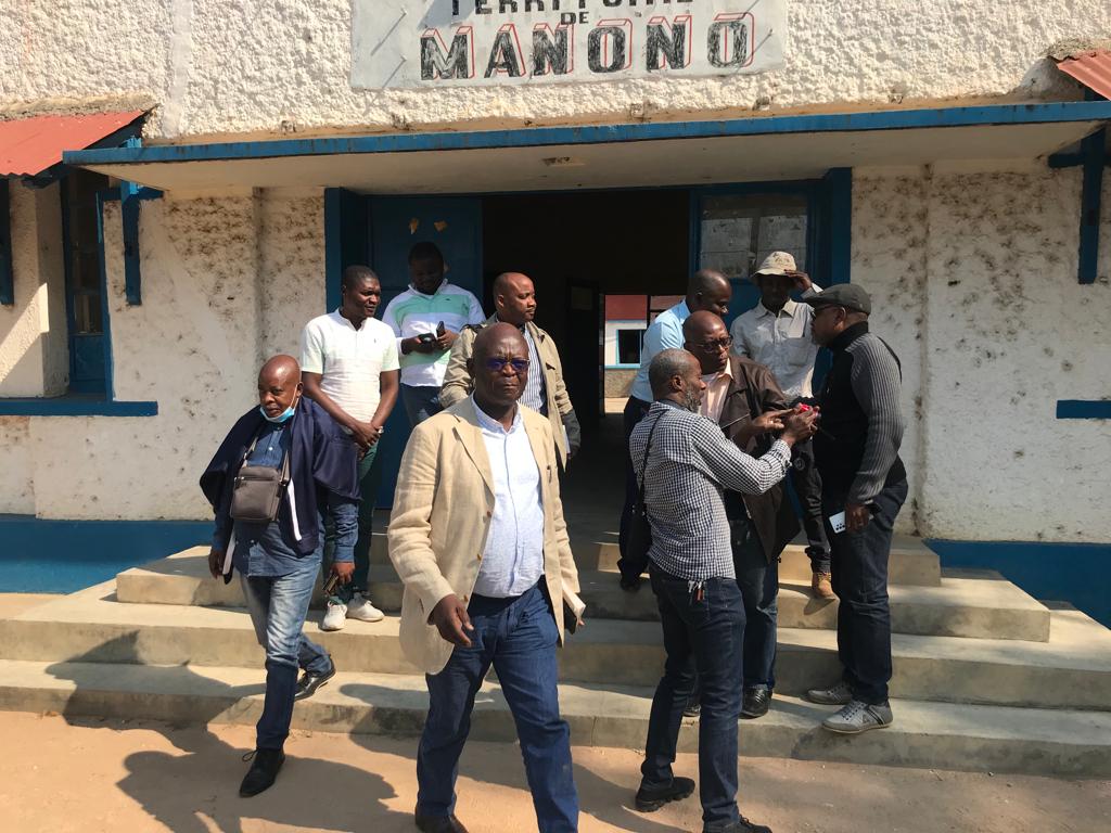 AvzMinerals's tweet image. @AvzMinerals hosted a group of independent journalists from Kinshasa last week to inspect progress at its #ManonoLithiumandTinProject. They visited the site office, camp construction site, core yard, drill operations at Roche Dure &amp;amp; the town’s District Administrator’s office.