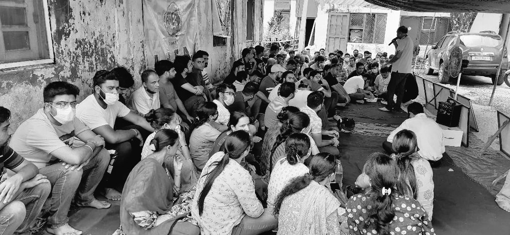 AAMEAK's tweet photo. D-76 #protest of #pmpackgeemployees in continuity at #Rcofficejammu with their only demand #attachtorcofficejammu in view of d recent target killing on #Hinduemployees in #valley .
#article21 #Rightolive #hindulivematters #wewantjustice @nityanandraibjp @manojsinha_ @ANI https://t.co/fmEIhUHhVl
